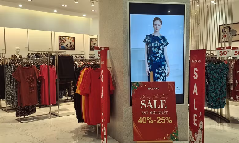 Các sản phẩm đều được khuyến mại cho khách mua sắm dịp Tết.