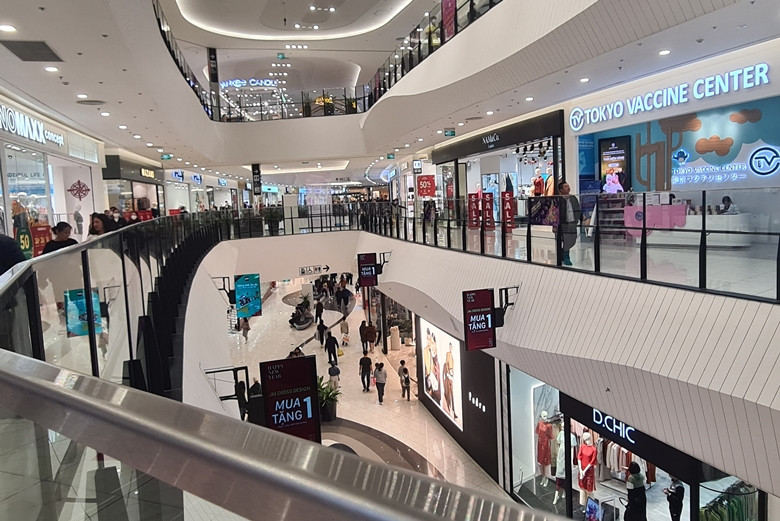 Trong khi đó, tại một trung tâm thương mại lớn nằm trên địa bàn quận Hà Đông, nhiều gian hàng thương hiệu thời trang nổi tiếng cũng đua nhau sale “sập sàn”, thậm chí tung khuyến mãi “mua 1 tặng 1” để kích cầu mua sắm dịp Tết Dương lịch.