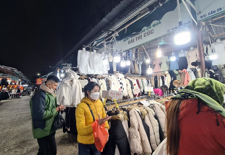 Tại khu vực chợ Phùng Khoang, các ki-ốt quần áo cũng đua nhau treo biển “xả hết về quê ăn Tết” để thu hút khách hàng mua sắm.