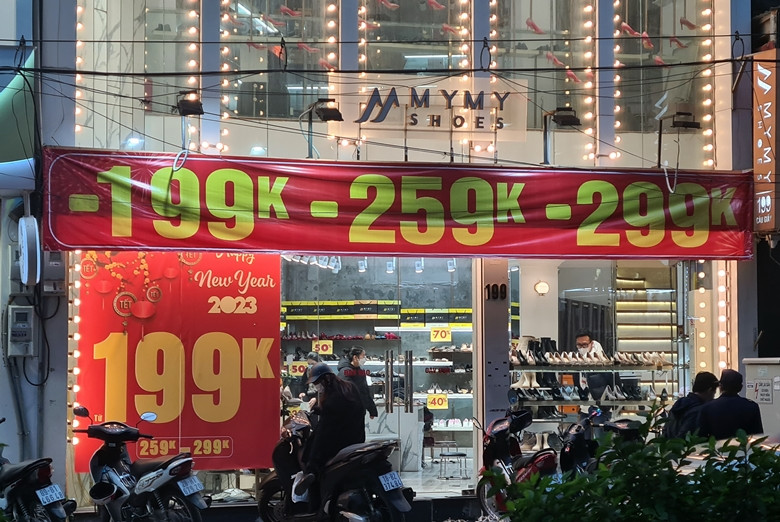 Một cửa hàng thời trang giày dép ở đường Cầu Giấy treo biển giá sản phẩm bán từ 199 - 299 nghìn đồng rất to, rõ để thu hút sự chú ý.