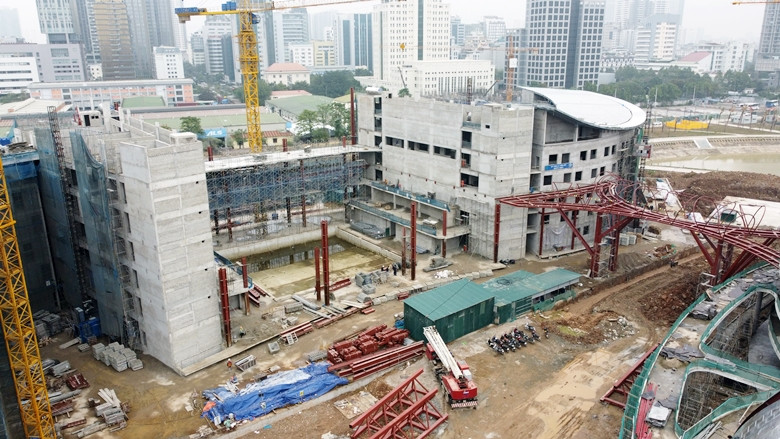 Cung thiếu nhi mới được xây dựng theo kiến trúc mang phong cách hiện đại, thoáng rộng, gần gũi thiên nhiên, sử dụng nhiều thiết bị tự động thông minh.