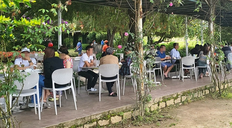 Cà phê, ăn sáng nhộn nhịp tại Bích Câu hồ Xuân Hương Đà Lạt. (Ảnh: Gia Bình).