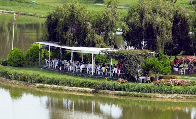 Tuy nhiên, thời gian qua báo chí đã phản ánh về tình trạng công viên mở ở ốc đảo Bích Câu đã bị đơn vị quản lý biến thành địa điểm kinh doanh ăn uống, làm trái bản chất của một công viên, khiến dư luận bức xúc. (Ảnh: Người lao động).