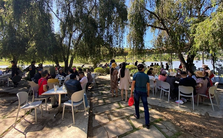 Việc ốc đảo Bích Câu giữa hồ Xuân Hương bị biến tướng thành địa điểm kinh doanh ăn uống đã diễn ra khoảng 10 năm qua. (Ảnh: CAND).