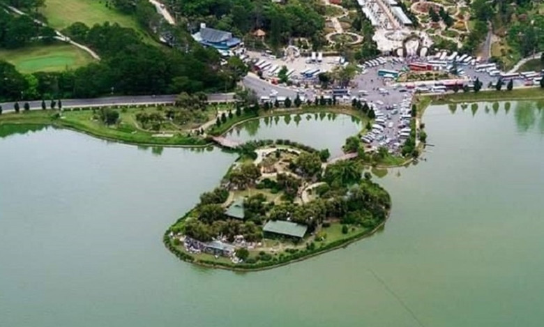 Ốc đảo Bích Câu nằm trên thắng cảnh hồ Xuân Hương. (Ảnh: CAND).