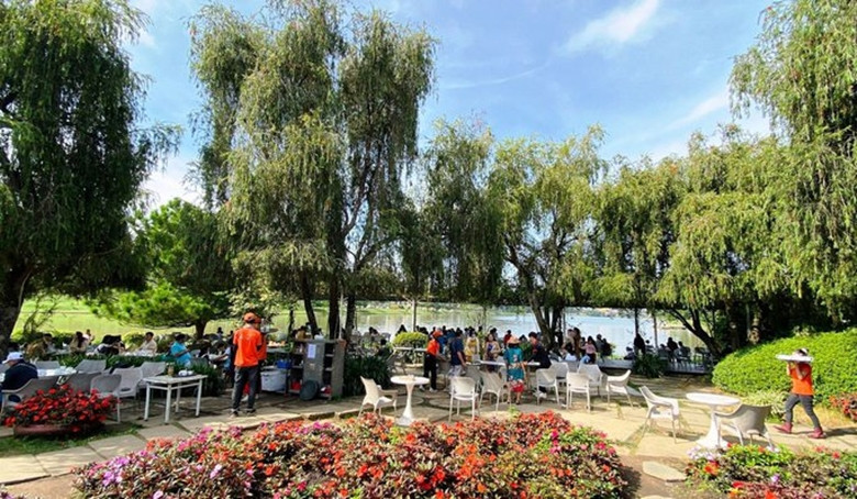 Tại đây đã được xây dựng một số căn nhà bằng gỗ cùng các khu vệ sinh, mái che mưa nắng. (Ảnh: Người lao động).