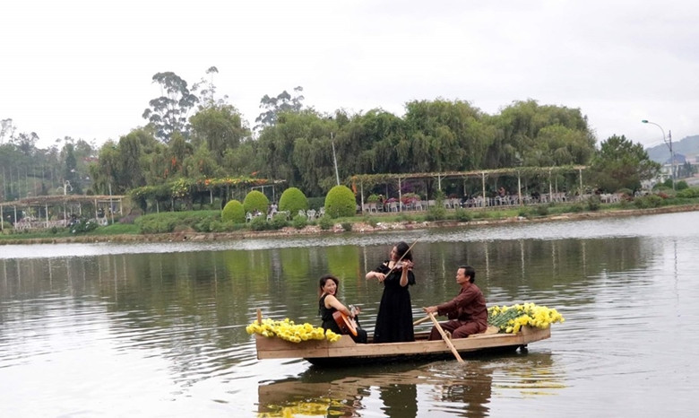 Là đất công viên cảnh quan nhưng ốc đảo Bích Câu lại bị biến tướng thành địa điểm kinh doanh ăn uống. (Ảnh: TTXVN).