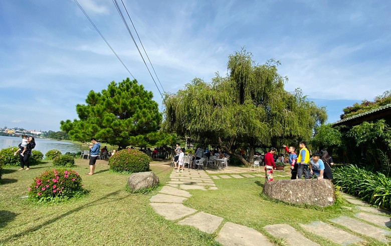 Hội Sinh vật cảnh tỉnh Lâm Đồng đã sử dụng đất không phù hợp với quy hoạch tại khu vực Bích Câu trên hồ Xuân Hương. (Ảnh: Tạp chí Du lịch TP.HCM).