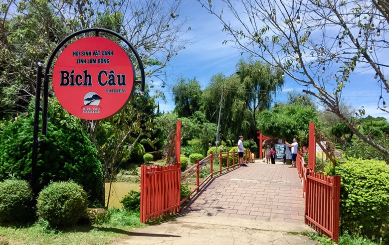 Khu vực ốc đảo Bích Câu vốn được quy hoạch là đất công viên cảnh quan, cây xanh. Trách nhiệm của Hội Sinh vật cảnh Lâm Đồng là đầu tư vườn hoa, trồng cây xanh, tạo thành công viên mở kết hợp trưng bày, giới thiệu, mua bán các sản phẩm sinh vật cảnh, trưng bày nghệ thuật. (Ảnh: Báo Lâm Đồng).