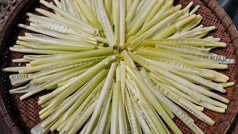 Ông Nhỏ chia sẻ, hiện nay, mỗi ngày ông thu trên 100kg năn bộp, với giá bán sỉ cho thương lái từ 6.000 - 8.000 đồng/kg, trừ chi phí xong, ông còn lời từ gần 400.000 đồng - 500.000 đồng/ngày. (Ảnh: Sưu tầm).