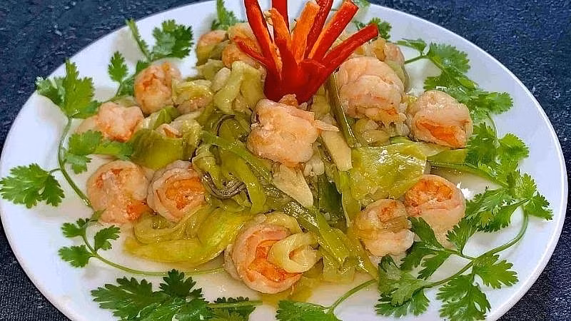 Đọt năn được chế biến thành nhiều món. Rau năn có vị ngọt thanh, có hậu và hơi ngai ngái mùi phèn mặn và mùi khói rơm rạ đốt trên đồng. (Ảnh: Sưu tầm).