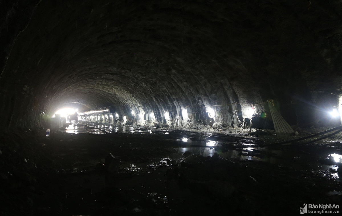 Để đảm bảo điều kiện làm việc cho kỹ sư và công nhân, các công ty phải bơm ô xy vào hầm liên tục. (Ảnh: Báo Nghệ An).