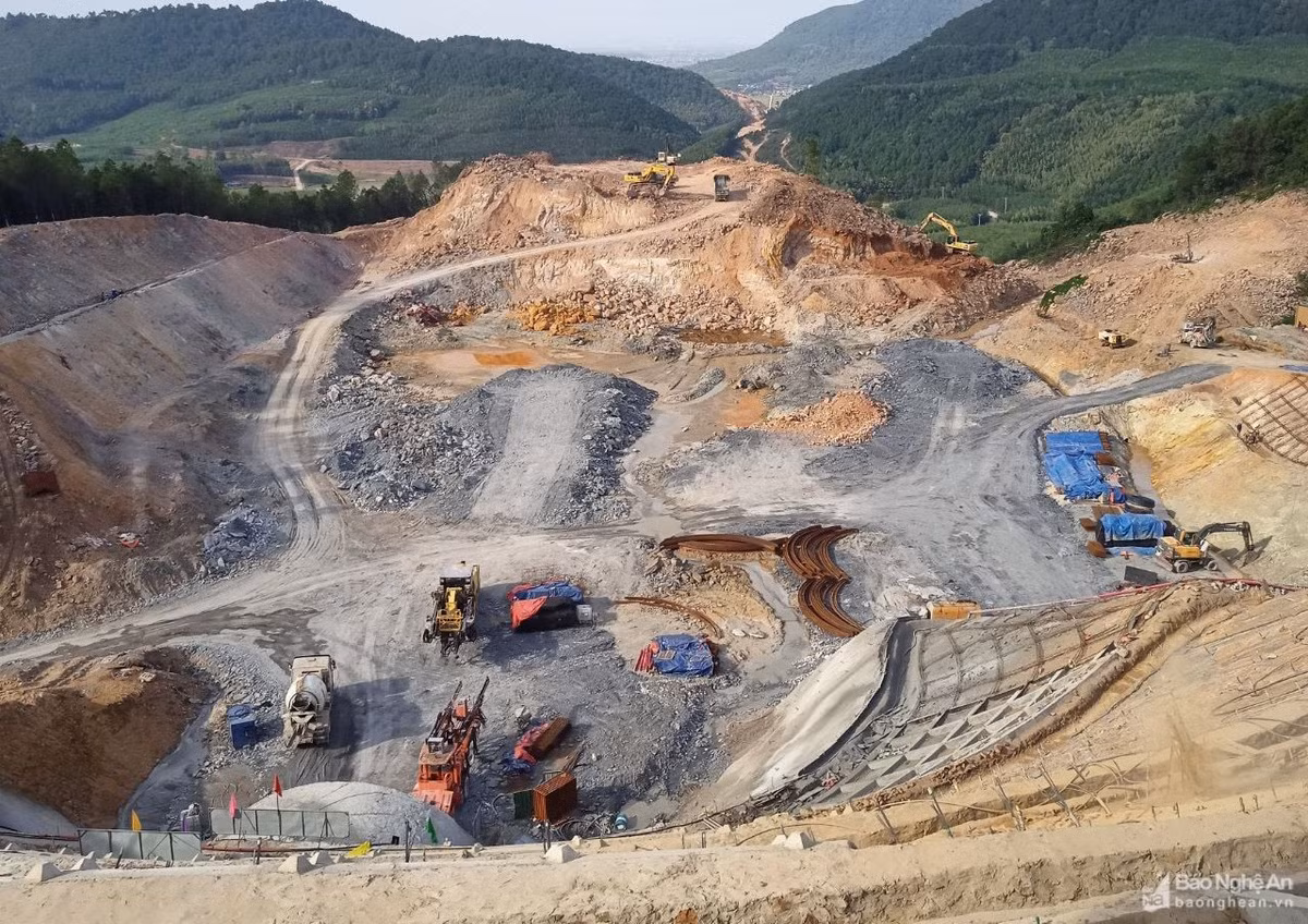 Hầm Thần Vũ là một trong những hạng mục khó nhất trên tuyến cao tốc Bắc - Nam do đi qua núi cao và có độ dài lớn. (Ảnh: Báo Nghệ An).