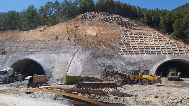 Đây là một trong hạng mục khó nhất trên cao tốc Bắc - Nam đoạn qua Diễn Châu - Bãi Vọt (đi qua 2 tỉnh Nghệ An và Hà Tĩnh) - thuộc Dự án xây dựng một số đoạn đường bộ cao tốc trên tuyến Bắc - Nam phía Đông giai đoạn 2017 - 2020. (Ảnh: Đại Đoàn Kết).