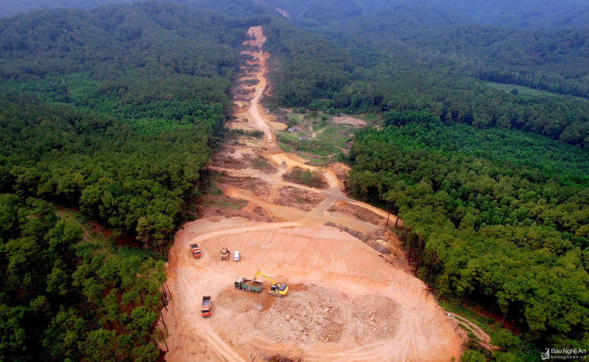 Đường cao tốc Bắc - Nam được xây dựng là đường cao tốc cấp 100 - 120, vận tốc thiết kế 100 - 120 km/h, riêng đoạn qua núi Thần Vũ vận tốc thiết kế 80km/h. (Ảnh: Báo Nghệ An).