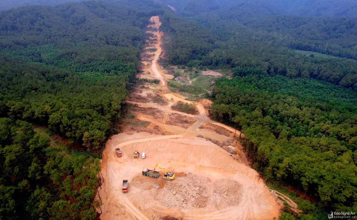 Đường cao tốc Bắc - Nam được xây dựng là đường cao tốc cấp 100 - 120, vận tốc thiết kế 100 - 120 km/h, riêng đoạn qua núi Thần Vũ vận tốc thiết kế 80km/h. (Ảnh: Báo Nghệ An).