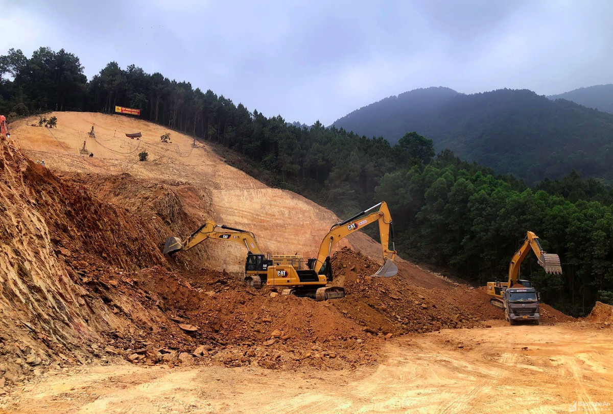 Hiện 8 cái máy xúc đang thi công cả ngày. Một máy sẽ có hai người thay nhau lái, mỗi người một ngày thực hiện 1 ca rưỡi, tương đương 12h làm việc liên tục. Thi công trên độ cao 70m đòi hỏi kỹ thuật lái có kinh nghiệm và đảm bảo an toàn là trên hết. (Ảnh: Báo Nghệ An).