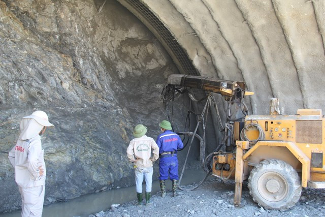 Hiện nay, Công ty TNHH Hoà Hiệp đã huy động hơn 200 người gồm cán bộ kỹ sư có kinh nghiệm, các công nhân lành nghề từ các Tổng công ty về để thực hiện. Bên cạnh đó, huy động 4 hệ thống máy khoan hầm hiện đại, hàng chục máy phun bê tông, máy xúc lật, máy đào và thi công ba ca liên tục. (Ảnh: Báo Nghệ An).