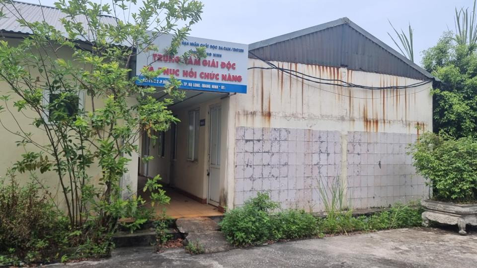 Các hạng mục bị xuống cấp, bong tróc, xuất hiện nhiều vết nứt. (Ảnh: Kinh tế&amp;Đô thị).