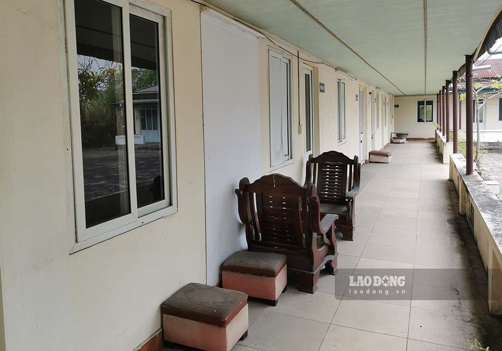 Tại các khu nhà phụ trợ xung quanh tòa nhà chính, mái tôn bị hoen gỉ, tường nhà bong tróc, khuôn viên cỏ dại mọc um tùm. Trang thiết bị, đồ đạc ngổn ngang là nơi trú ngụ, sinh sôi của các loại côn trùng tạo khung cảnh nhếch nhác, làm mất mỹ quan khu vực. (Ảnh: Lao Động).