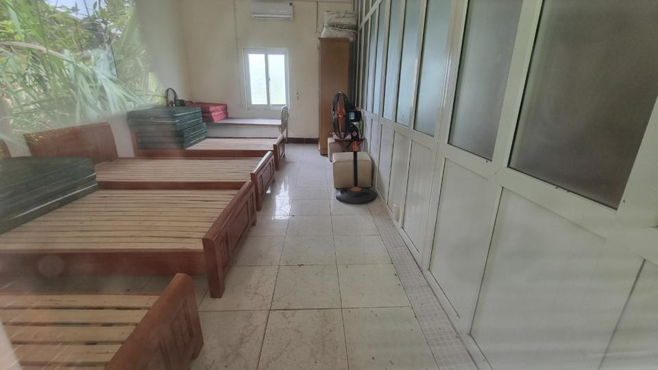 Đồ đạc, trang thiết bị phủ bụi nhiều năm. (Ảnh: Kinh tế&amp;Đô thị).