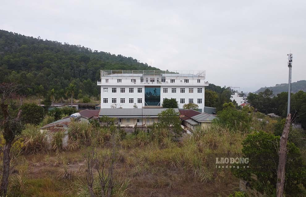 Dự án Bệnh viện quốc tế Hạ Long (phường Hùng Thắng, TP Hạ Long, tỉnh Quảng Ninh) được tỉnh Quảng Ninh phê duyệt từ năm 2013. Chủ đầu tư là Công ty TNHH Đầu tư chuyển giao công nghệ cuộc sống Hạ Long. (Ảnh: Lao Động).