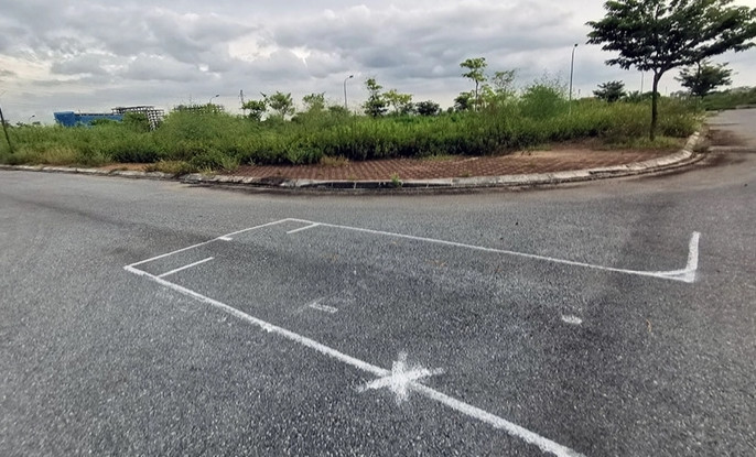 Nhiều khu vực đường nội bộ dự án, người dân tận dụng làm nơi tập xe. (Ảnh: VietnamFinace).