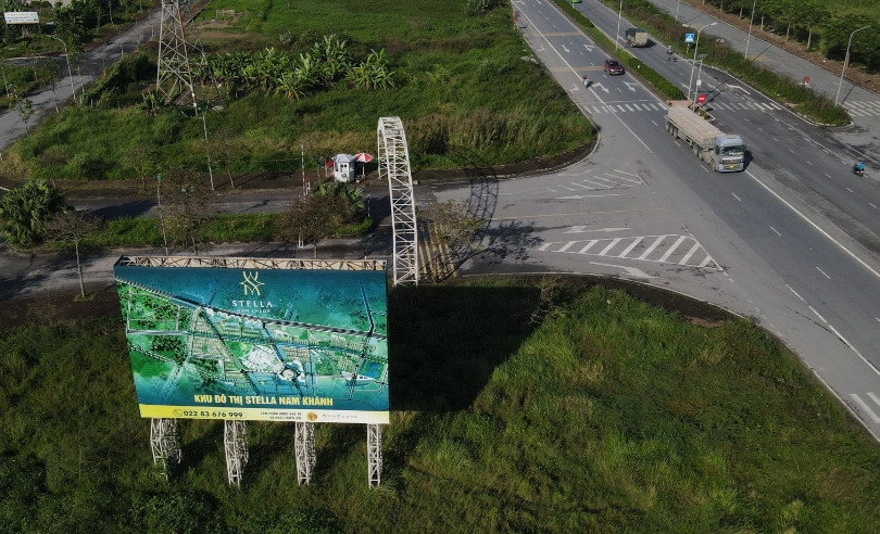 Trong khi đó, phân khu phía đối diện qua đường 10 mới xây dựng hạ tầng gần đây nhưng chưa xong giải phóng mặt bằng. (Ảnh: Dân Trí).