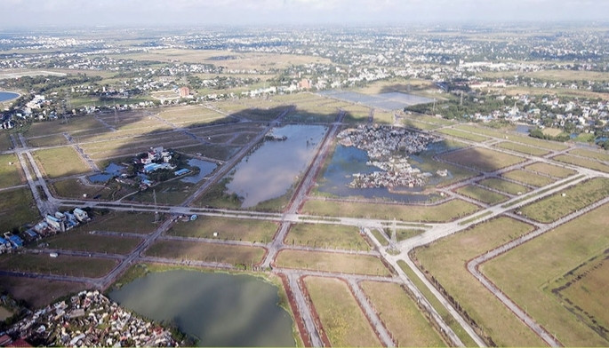 Nhiều hạng mục hạ tầng kỹ thuật trong dự án đã được triển khai, nhưng để cỏ mọc, gây lãng phí. (Ảnh: VietnamFinace).