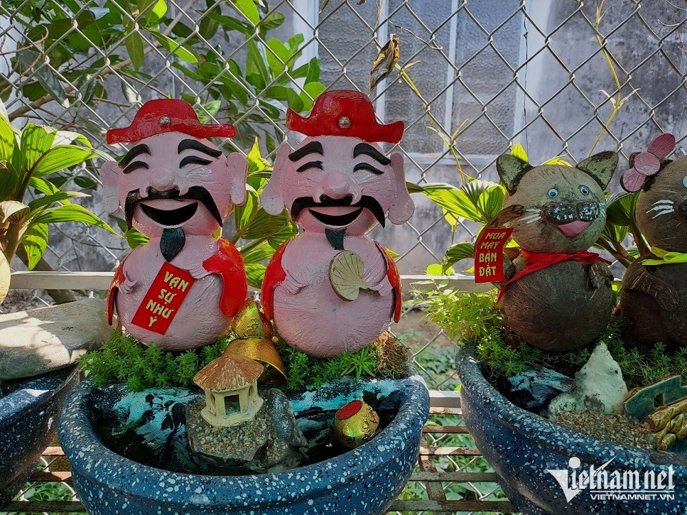 Các nghệ nhân thường chọn những trái dừa có gáo tròn đều để làm bonsai. Trái dừa sau khi ươm lên chồi 1-2 cm sẽ tiến hành lột vỏ và cạo mụn dừa trên gáo, sau đó tạo hình dần dần. (Ảnh: Vietnamnet).