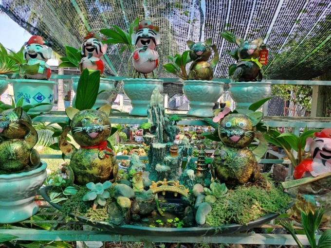 Việc nuôi bộ rễ cây, nuôi lá, lột vỏ dừa có độ khó nhất định. Do sự không đồng đều của gáo dừa tự nhiên nên mỗi hình mèo sẽ mang những nét đặc biệt, khác nhau. (Ảnh: Vietnamnet).