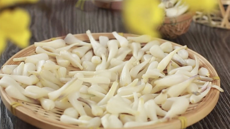 "Rút kinh nghiệm, năm sau Sông Hương Foods sẽ về Đồng Tháp làm việc với nông dân từ tháng 6 để lên kế hoạch trồng, cung ứng đủ cho công ty. Đây là vùng trồng cho củ kiệu to, trắng tinh tự nhiên và để lâu không bị mềm, thích hợp với công nghệ chế biến của công ty dù giá cao nhất thị trường”, ông Tuấn chia sẻ. (Ảnh: Sưu tầm).