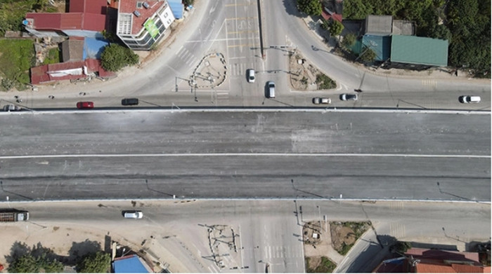 Cầu vượt này đã cơ bản hoàn thiện chờ thông xe.