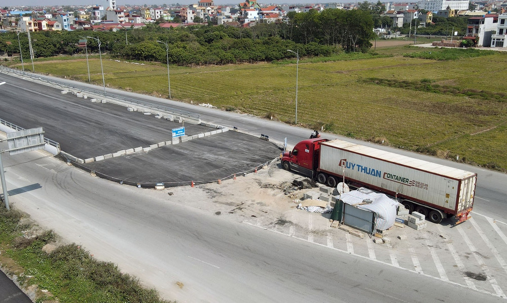 Đối với những đoạn đi trùng quy hoạch khu đô thị có nền đường rộng 24m.