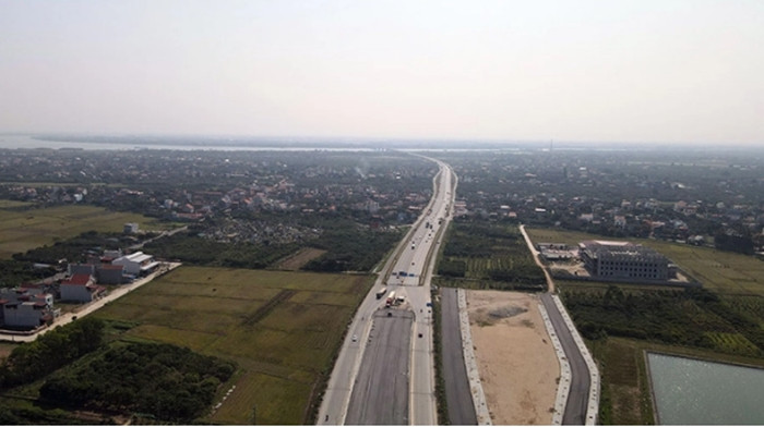 Nhà thầu đang tập trung thi công cấp phối đá dăm và thảm bê tông nhựa.