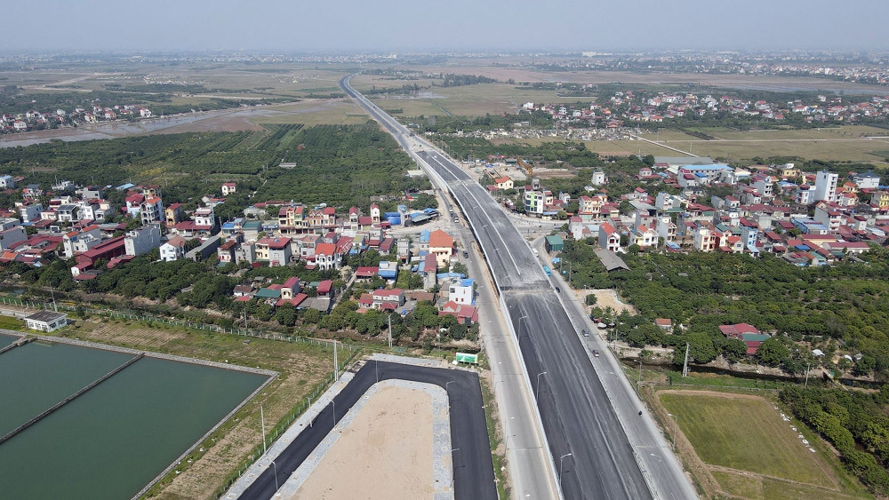 Quy mô mặt cắt ngang nền đường là 22,5m đối với đoạn thông thường.