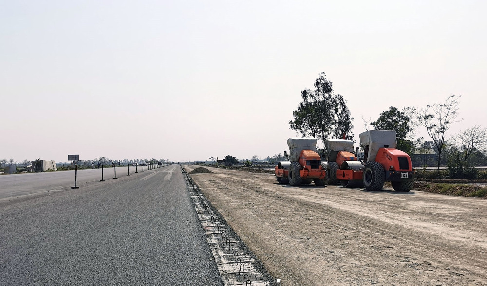 Tại dự án, một số đoạn đường đã cơ bản hoàn chỉnh (thảm nhựa mặt đường, đường dải phân cách giữa…).