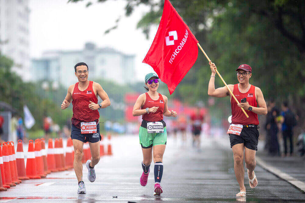 Marathon Quoc te Ha Noi Techcombank: Chung tay chia se kho khan voi nhan dan vung lu-Hinh-2