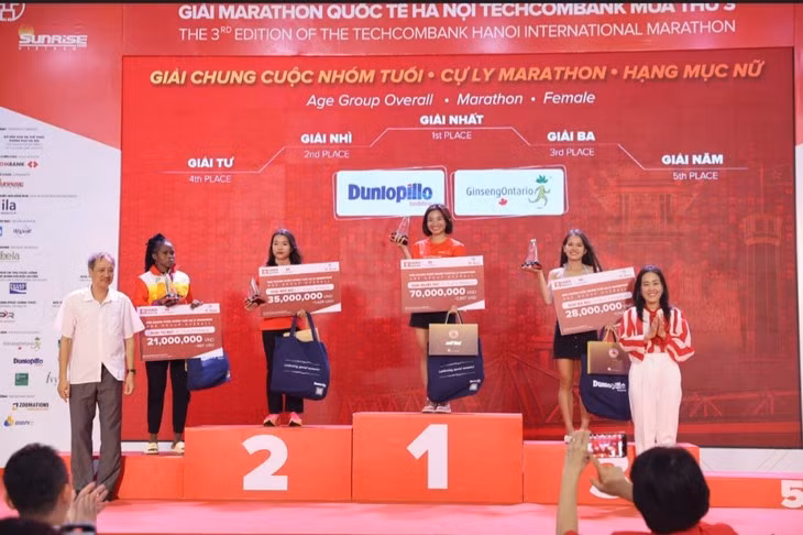 Marathon Quoc te Ha Noi Techcombank: Chung tay chia se kho khan voi nhan dan vung lu-Hinh-3