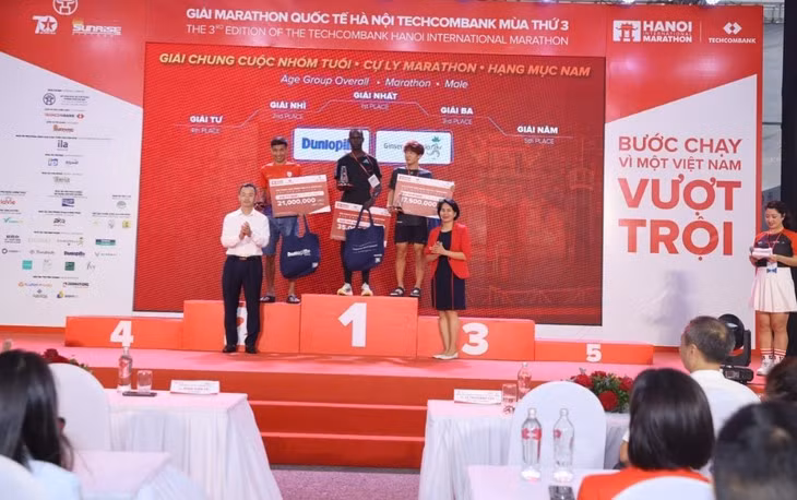 Marathon Quoc te Ha Noi Techcombank: Chung tay chia se kho khan voi nhan dan vung lu-Hinh-4