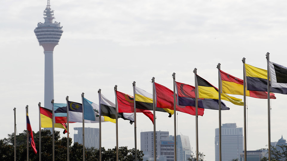 Lá cờ của các tiểu bang của Malaysia tung bay trong buổi lễ chào mừng tân vương. Phía sau là Tháp Kuala Lumpur. Ảnh: AP.