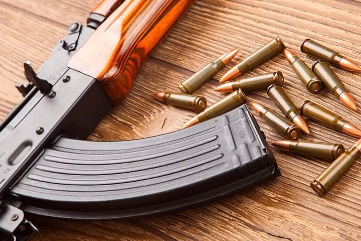 Một khẩu súng tiểu liên AK-47 và đạn 7.62×39mm dành cho dòng súng trướng tấn công này.