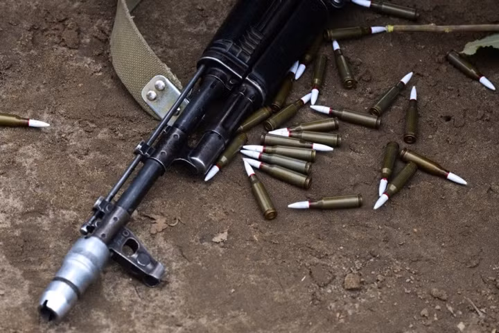 Những viên đạn với đầu đạn màu trắng này là loạt đạn với đầu đạn rỗng, để không gây sát thương. Đầu đạn sẽ vỡ tan trong nòng súng khi bắn.