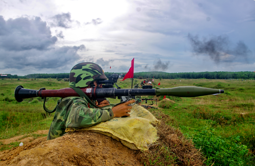 Về cấu tạo B41 chỉ là một “ống sắt” có đường kính trong 40mm, cỡ đạn to hơn cỡ nòng, đạn chỉ nhồi chuôi vào nòng súng. Giữa thân súng phình to ra thành một buồng rộng, đây là buồng đốt, chứa liều phóng, Việc tạo thành buồng đốt này sẽ đẩy súng về phía trước, nhưng lực này được cân bằng bởi lỗ thoát khí và tuyến sau. Nguồn ảnh: QĐND.