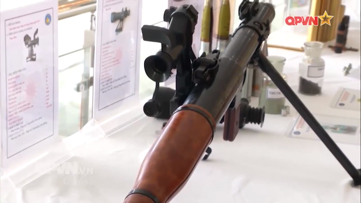 Trong ảnh là một khẩu B41 do Việt Nam chế tạo, với thiết kế không khác mấy so với nguyên bản của Liên Xô. Tuy nhiên, súng cũng sở hữu một số cải tiến nhỏ để phù hợp hơn với yêu cầu trong nước. Nguồn ảnh: QPVN.