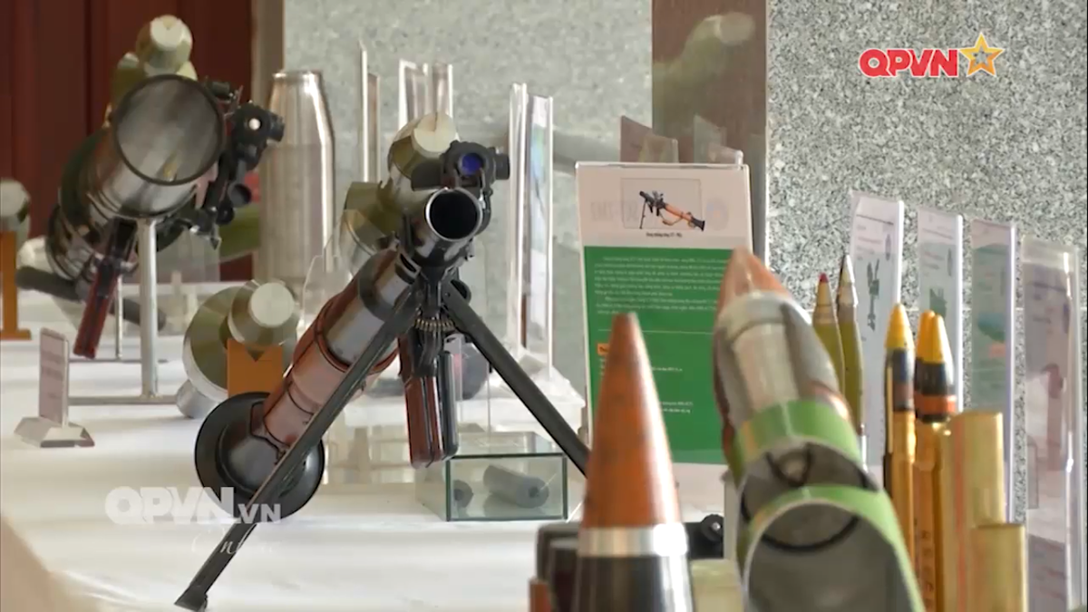 Và để chống lại các dòng xe tăng hiện đại có trang bị ERA, B41 cũng được tăng cường sức mạnh với các phiên bản đạn chống tăng hạng nặng 105mm tăng sức xuyên, nhưng bù lại tầm bắn hiệu quả tụt xuống do đạn nặng hơn. Điển hình có thể kể tới đạn xuyên phá mang theo hai đầu nổ PG-7VR với tầm bắn hiệu quả chỉ khoảng 200m. Nguồn ảnh: QPVN.