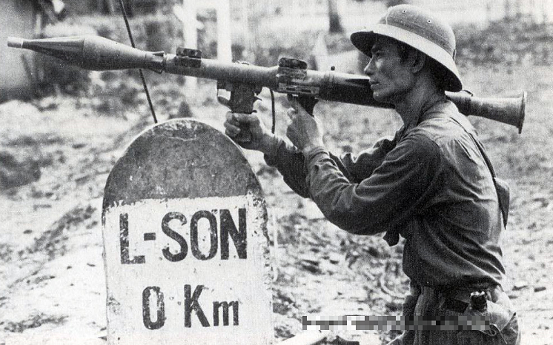 Là một trong những loại súng chống tăng không giật cá nhân xuất hiện trong cuộc Kháng chiến Chống Mỹ cũng như hai cuộc chiến tranh bảo vệ biên giới sau đó, súng chống tăng RPG-7 của Liên Xô hay còn gọi là B41 được coi là một trong những thứ vũ khí chống tăng nguy hiểm bậc nhất của bộ đội Việt Nam trên chiến trường. Nguồn ảnh: TTXVN.