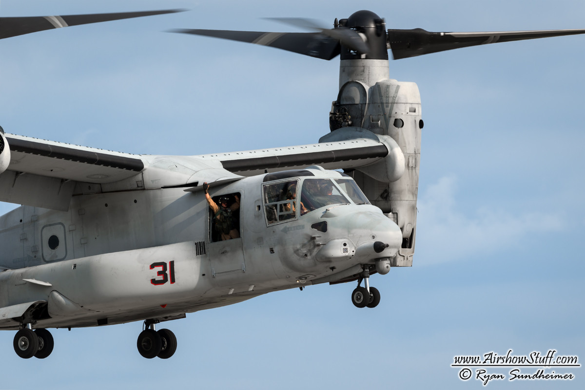 Về thiết kế máy bay MV-22 Osprey là sự lai ghép đặc tính của trực thăng và máy bay cánh bằng dùng động cơ cánh quạt. Thiết kế này giúp MV-22 vừa có khả năng cất hạ cánh thẳng đứng như trực thăng ở bất kỳ đâu, nhưng lại vừa có khả năng bay tốc độ cao, tầm xa như máy bay cánh bằng. Nguồn ảnh: Airshow Stuff.