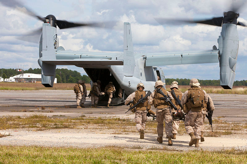 MV-22 Osprey có khả năng mang được tối đa 24 lính Thuỷ quân Lục chiến Mỹ với đầy đủ trang thiết bị. Với tốc độ bay nhanh gấp hai lần trực thăng thông thường, MV-22 Osprey rõ ràng là một loại vũ khí lợi hại trong tay Thuỷ quân Lục chiến Mỹ khi nó có thể giúp lực lượng này có mặt nhanh chóng ở bất cứ đâu. Nguồn ảnh: Wikipedia.