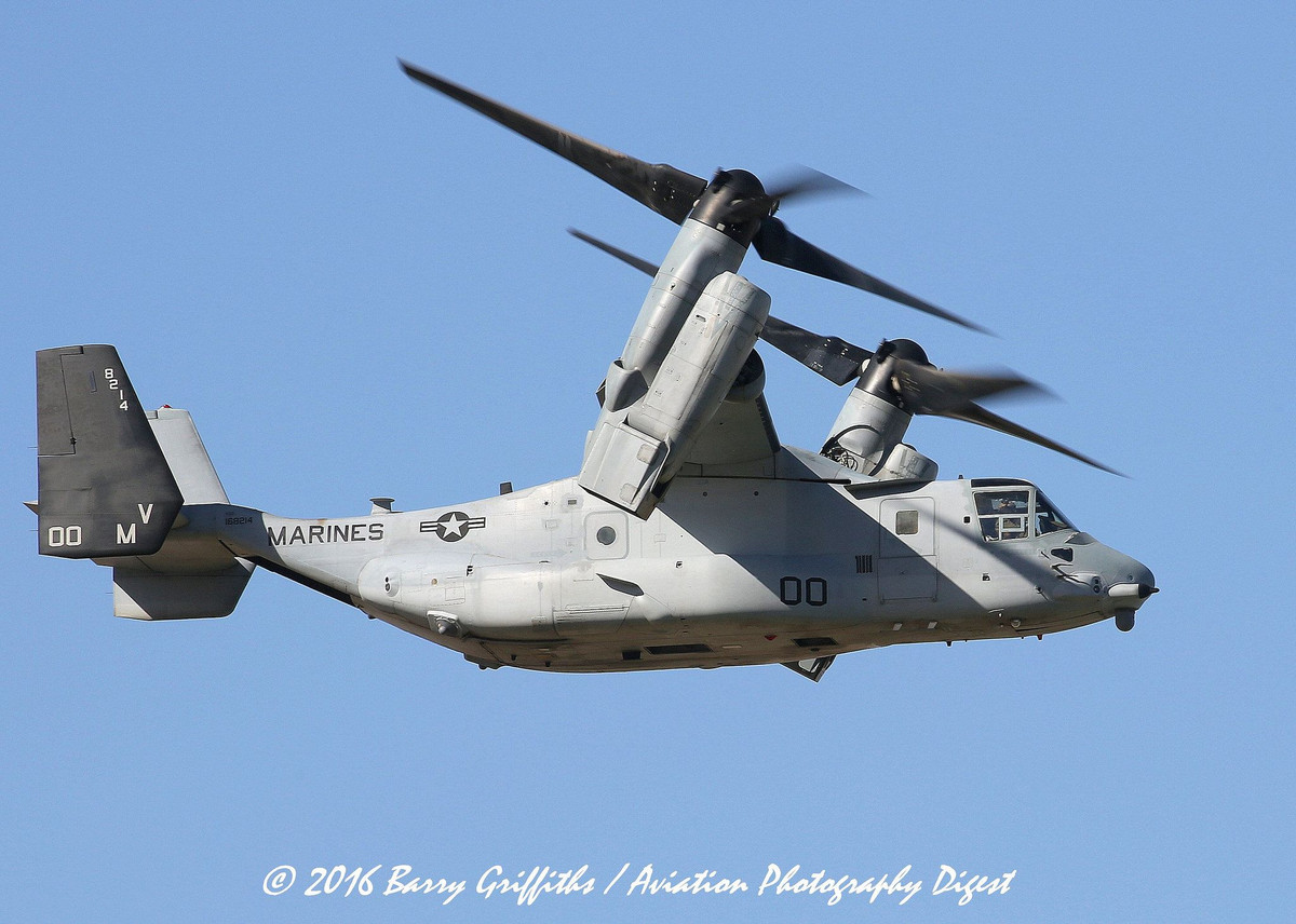 Đây được xem là loại phương tiện bay kỳ lạ, khi có khả năng bẻ các động cơ cánh quạt vuông góc 90 độ cực độc, kết hợp với đó là hai động cơ Rolls Royce-Allison AE1107C có công suất 6.150 mã lực/chiếc cho phép MV-22 dễ dàng đạt được tốc độ 560 km/h - nhanh hơn mọi loại trực thăng hiện tại đang được sử dụng trên thế giới. Nguồn ảnh: Bary Griffiths.